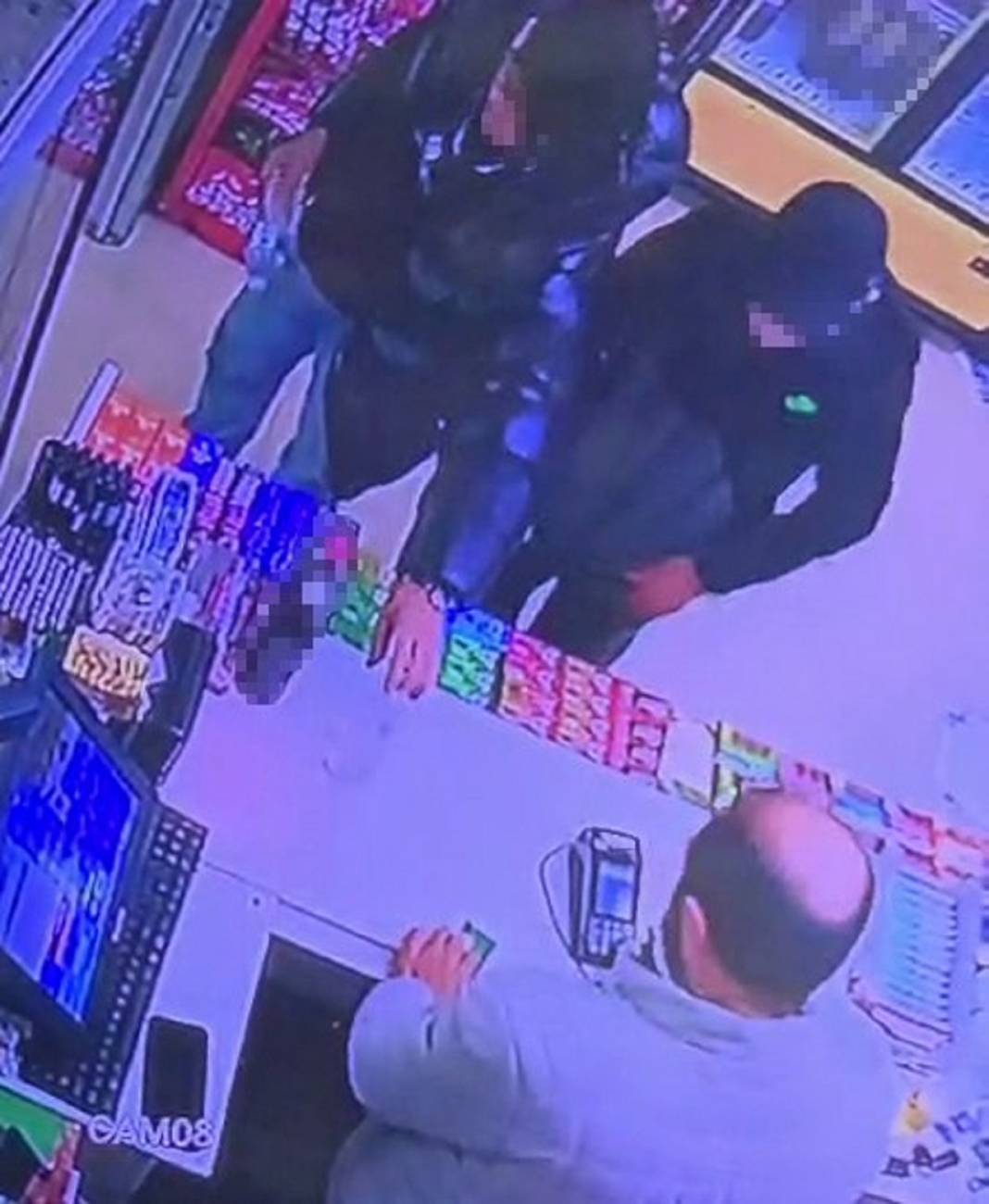 Market sahibi şokta! Çalıntı kartı kullanarak hırsızlık yaptılar 2